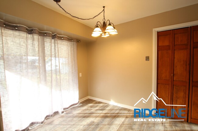 Building Photo - MOVE IN SPECIAL! East-End Home with Large Garage for Lease!