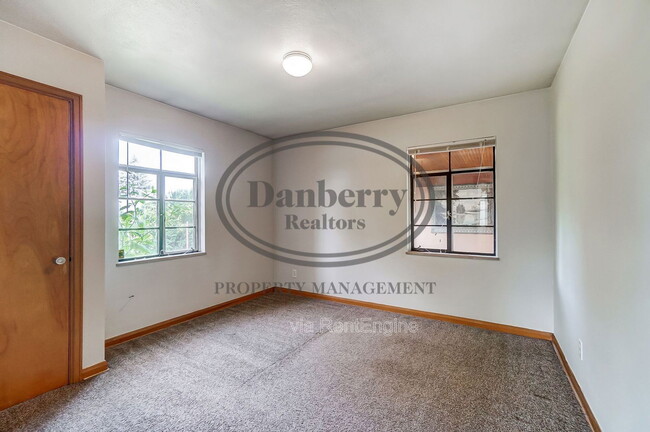 Building Photo - 347 Darrow Ave