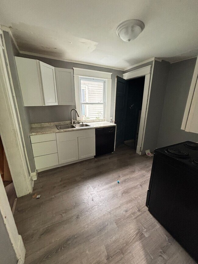 Building Photo - Large 3 Bedroom 1 Bathroom House PENDING
