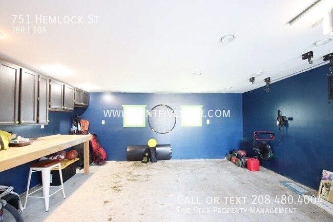 Building Photo - 751 Hemlock St