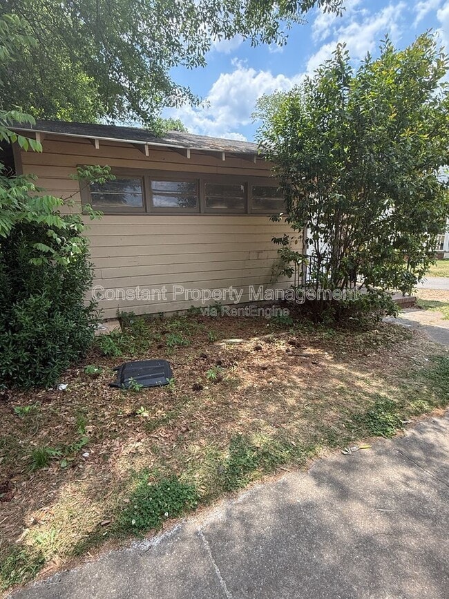 Building Photo - 614 W Poplar St