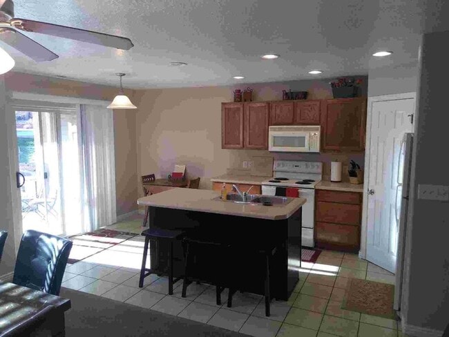 Building Photo - 3155 S Hidden Valley Dr