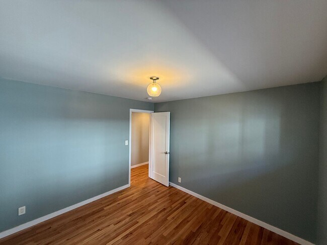 Building Photo - Stunning 4 Bed 4 Bath Home Steps from Golden Gardens in Ballard with MIL Suite
