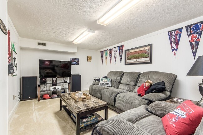 Building Photo - 902 Charleston Way Dr