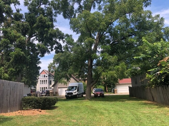 Building Photo - 924 Drake St