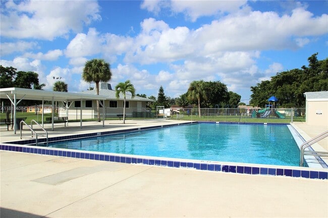 Building Photo - 7915 NW 73rd Ave