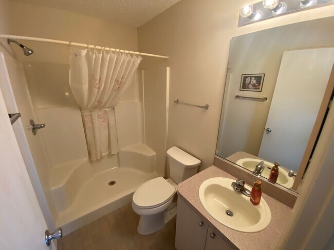 Building Photo - Beautiful 2 + 2 Villa, Mostly Furnished AN...