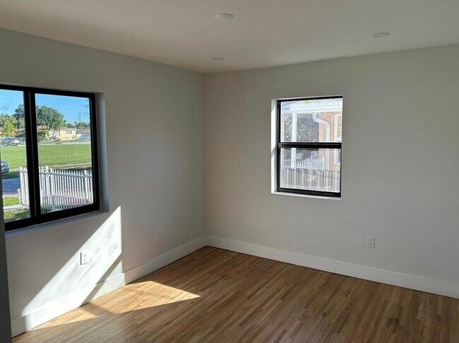 Building Photo - 170 W 58th St