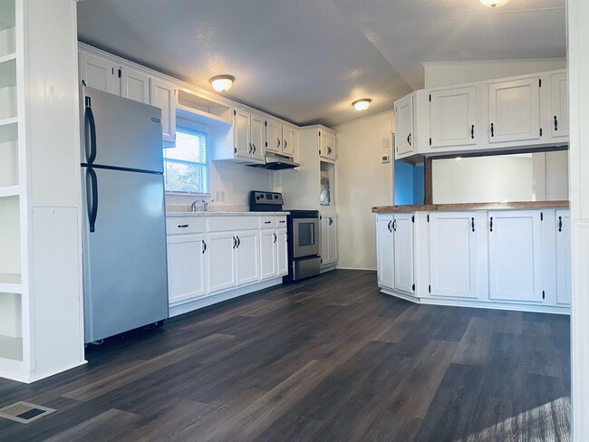 Building Photo - 918 Salters St