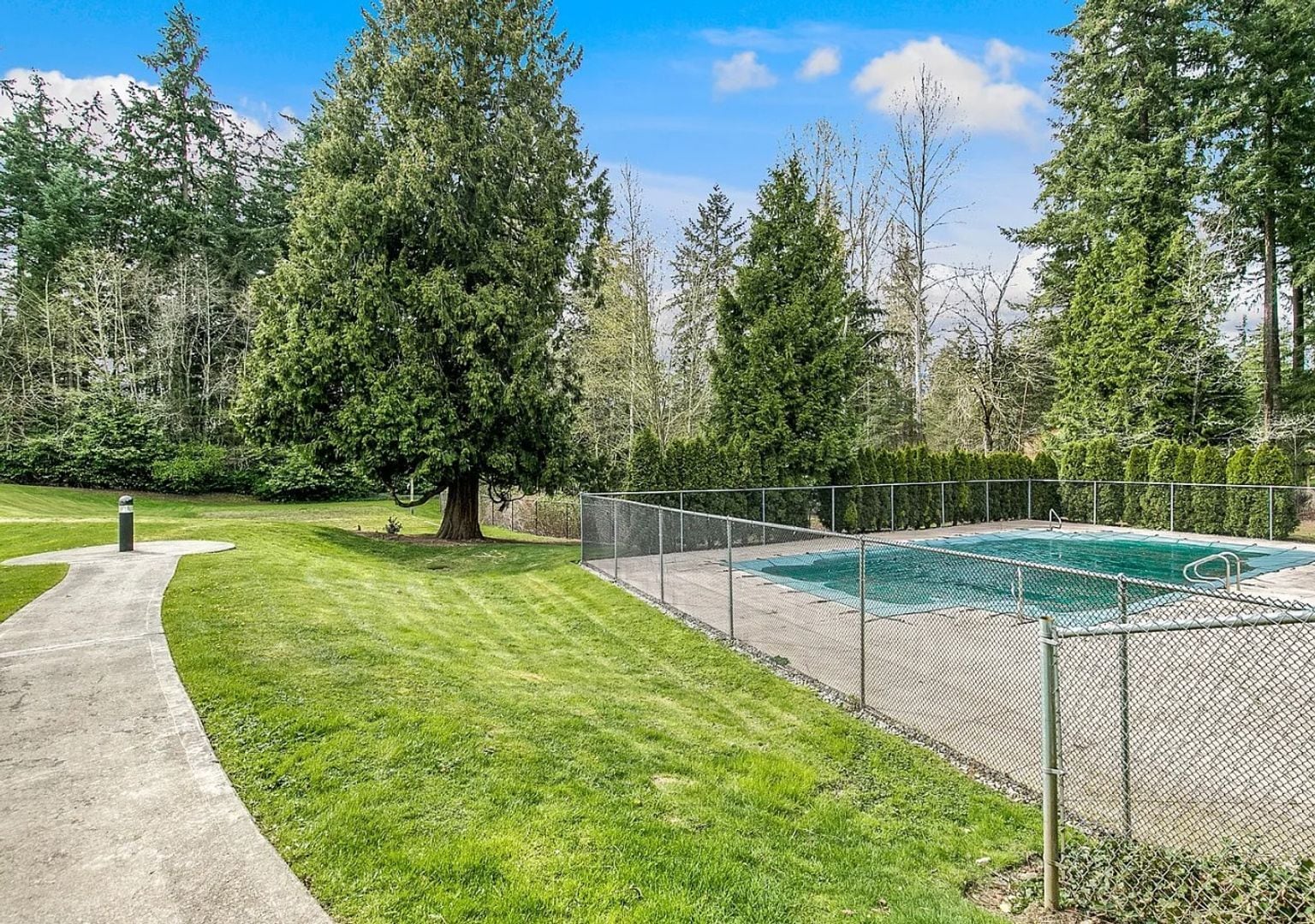 Building Photo - Remodeled Condo Near Microsoft