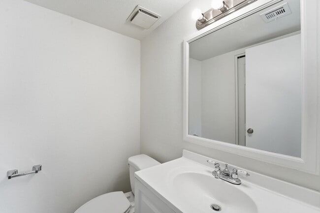 Building Photo - Beautiful 3-Bedroom Townhome in Northern Manor West