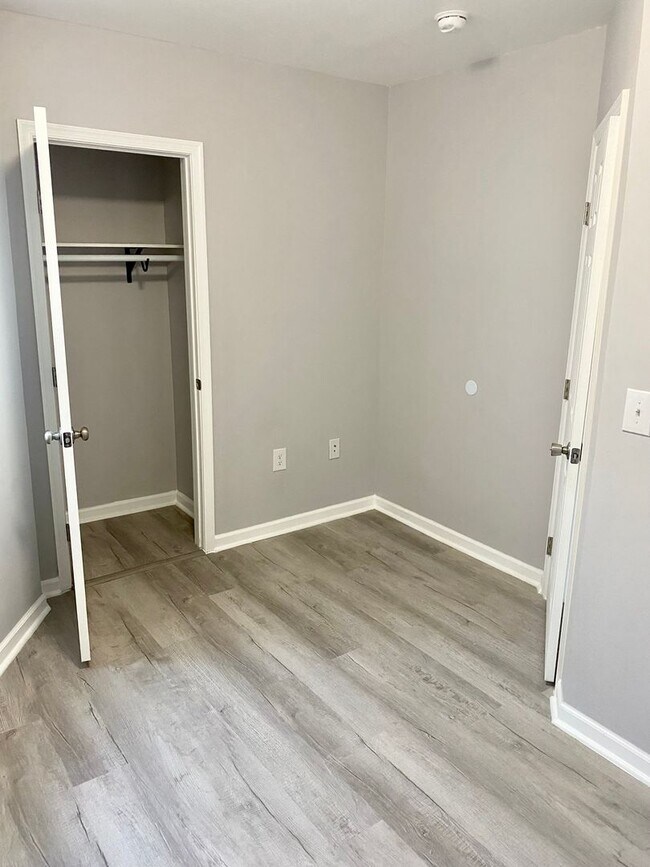 Building Photo - Beautifully Renovated 3-Bedroom Townhouse ...