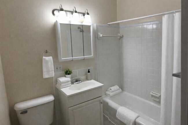 Building Photo - 2026 N Westwood Ave