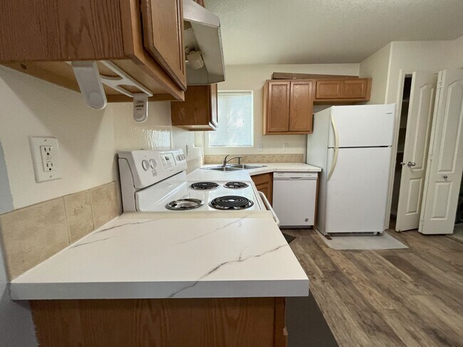 Building Photo - Bright 2-Bedroom Condo with Laminate Floor...