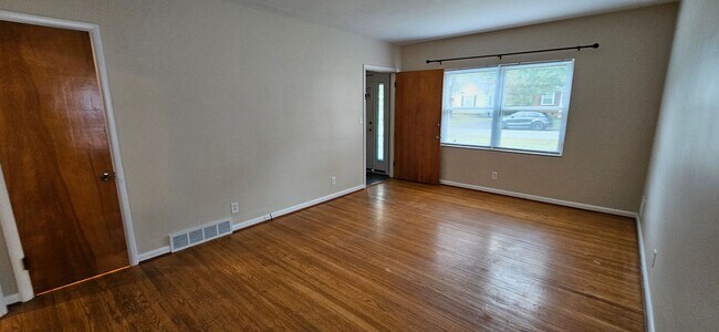 Building Photo - 121 McArthur Dr
