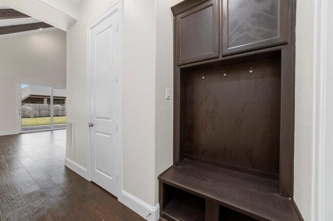 Building Photo - 9814 Carver Dr