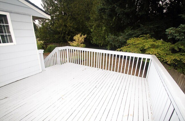 Building Photo - MOUNTLAKE TERRACE 3 BED, 2 BATH HOME FOR R...