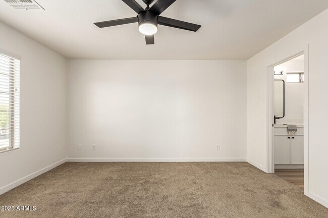 Building Photo - 479 E Dragon Springs Dr