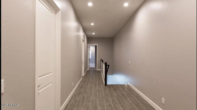 Building Photo - 1028 E Curry Rd