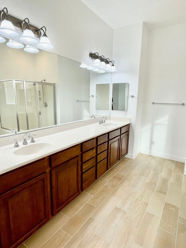 Building Photo - Gorgeous 3 Bed/2.5 Bath + Den Home In Chandler! Gated Community & Upgrades Throughout Home!