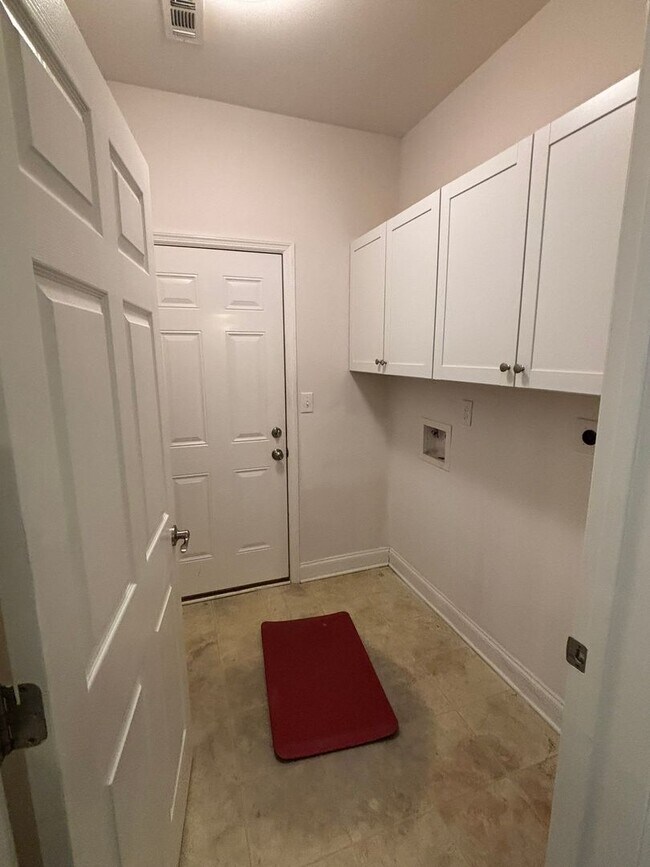 Building Photo - 3 bdrm 2.5 bath in downtown area