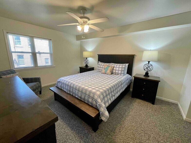 Building Photo - 1335 Summit Ave