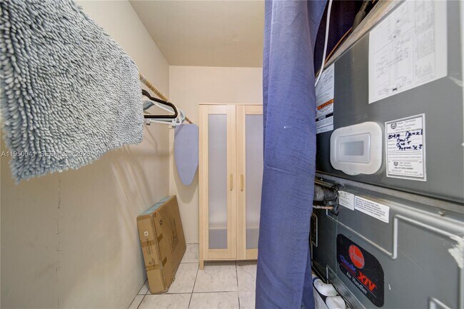 Building Photo - 2855 NE 30th St