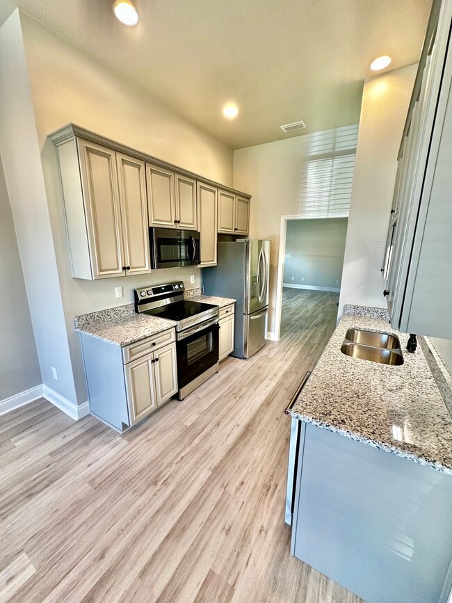 Building Photo - 8022 Brookside Ln