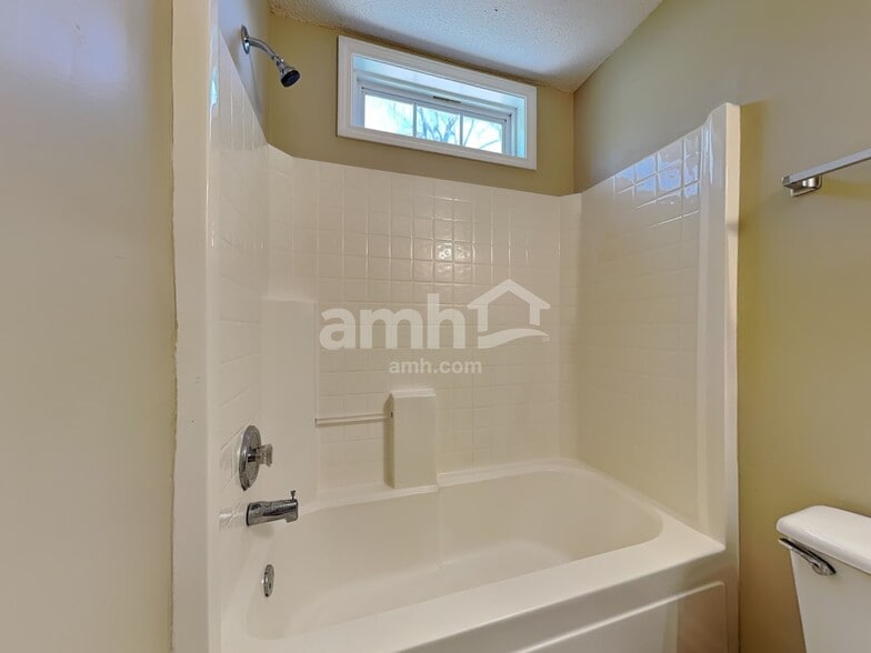 Building Photo - 34 Old Farm Rd