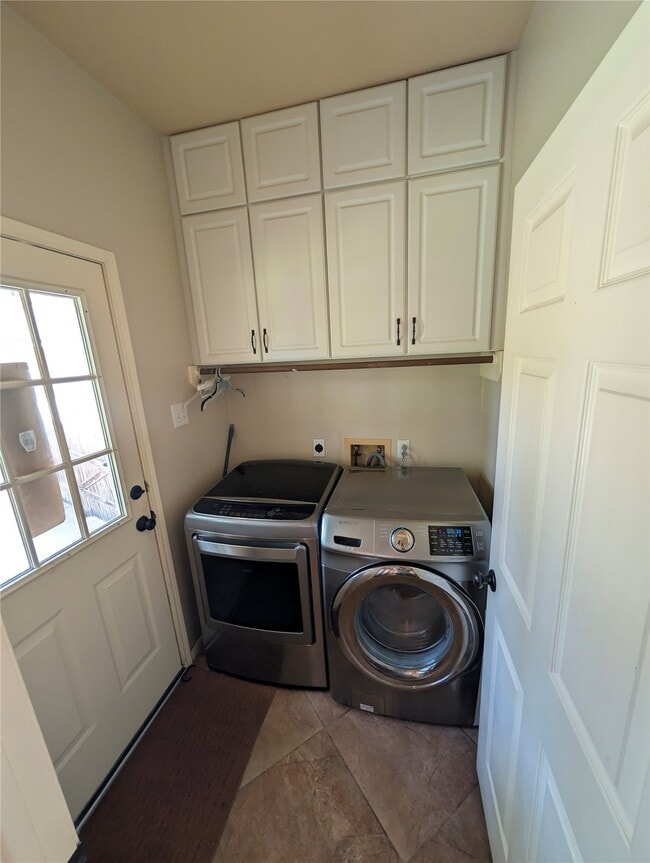 Building Photo - 130 Songful Woods Pl