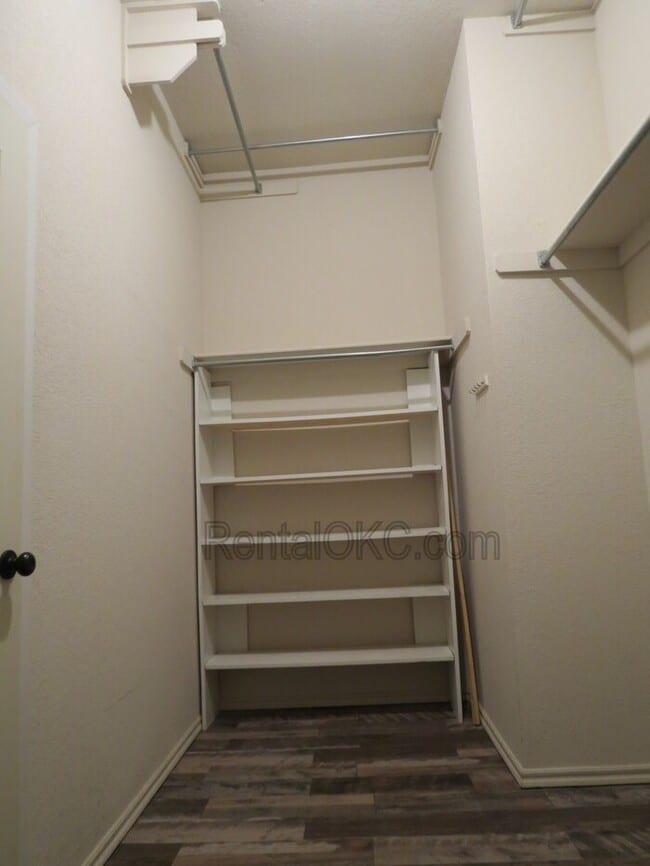Building Photo - East side Moore 3 Bed 2 Bath no carpets