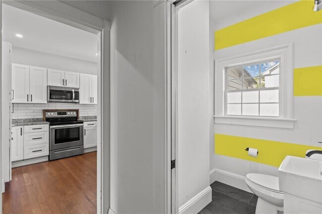 Building Photo - 15 1/2 Bayview Ave