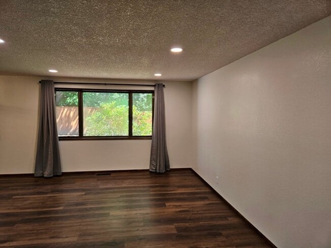 Building Photo - 3Bd/2Ba Single Story Home-For Viewing!