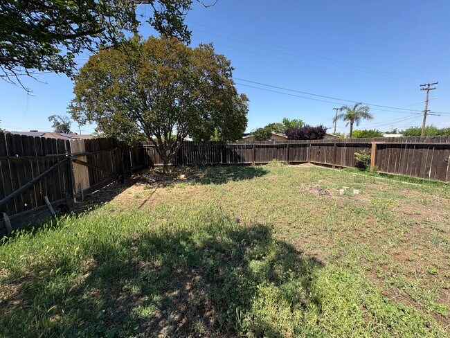 Building Photo - Cozy Home On Spacious Corner Lot Available Now in Dinuba CA!