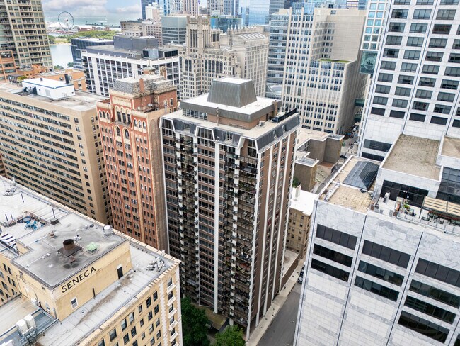 Building Photo - 201 E Chestnut St