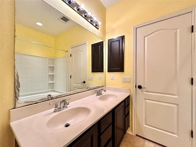 Building Photo - 505 Willow Walk Dr