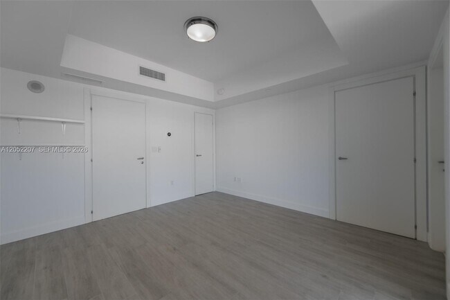 Building Photo - 2627 S Bayshore Dr