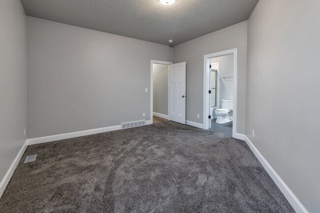 Building Photo - Spacious 4 Bed, 2 Bath Pet-Friendly Home with Central Air & 2-Car Garage! Available on July 6th!