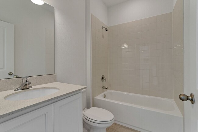 Building Photo - Like-New Ashton Woods Spacious 5BR 4BA, Prime Location Near I-4!