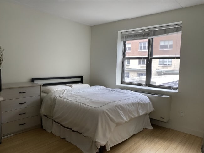 Building Photo - 516 W 47th St