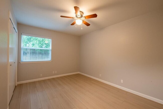 Building Photo - 8708 Pineridge Dr