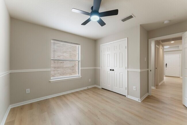 Building Photo - 99 E Foxbriar Forest Cir