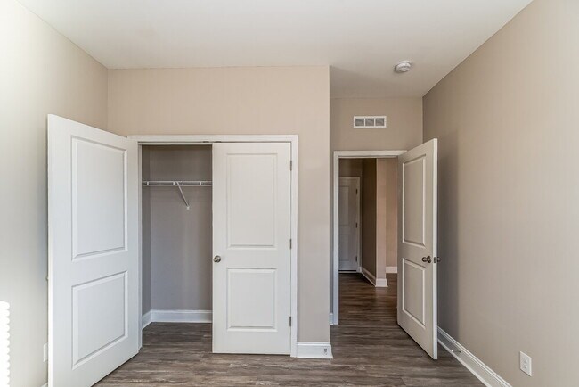 Building Photo - 231 Pilsen Dr