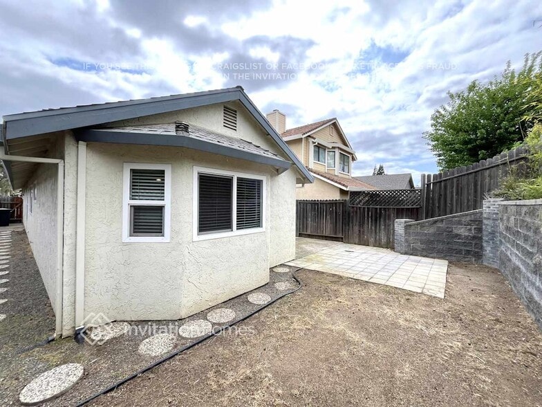 Building Photo - 1324 Puebla Way