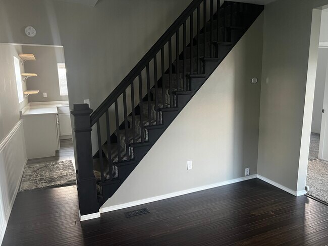 Building Photo - 313 Victoria Ave