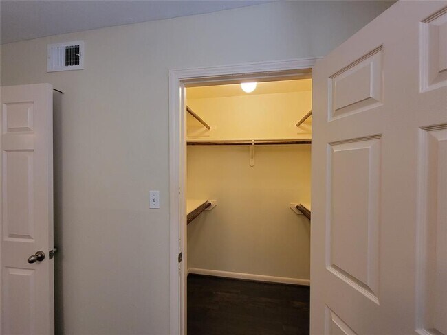 Building Photo - 1530 Heights Blvd