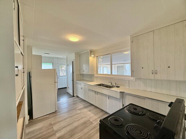 Building Photo - 4 Bedroom / 1.5 Bathroom Home on a Large L...