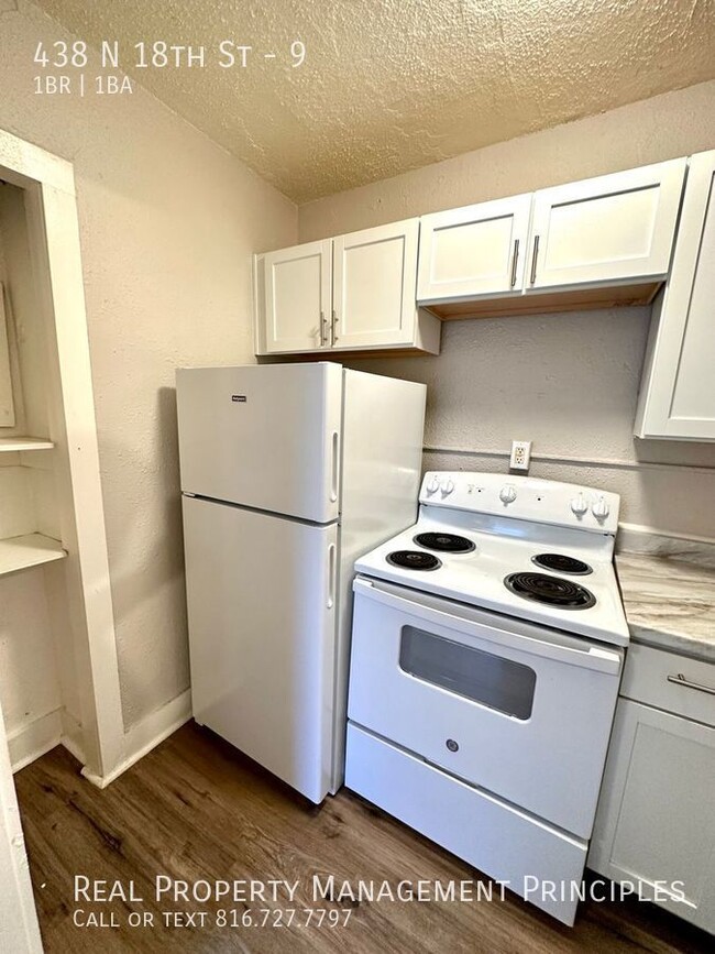 Building Photo - Pet Friendly - Completely Renovated 3rd Fl...