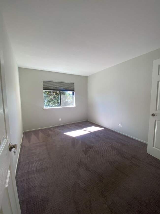 Building Photo - Alta Loma Woods Two Bed with Small Yard an...