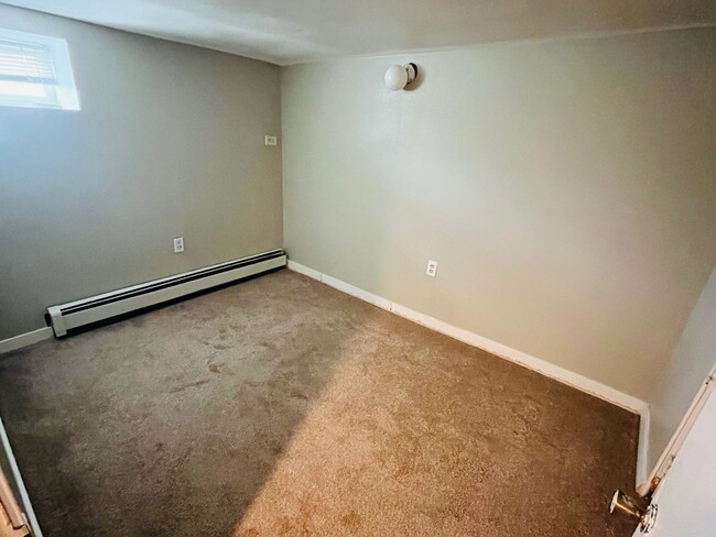 Building Photo - 3 bedroom 2 bathroom house